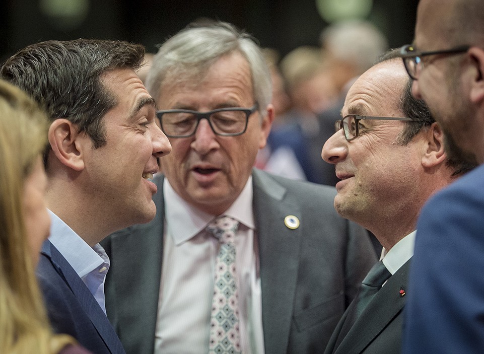 De ingenieur Tsipras, politicoloog Hollande en de juristen Schäuble en Michel (rechts) in gesprek over de Griekse economie.